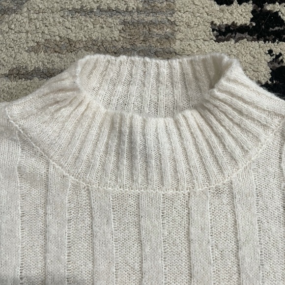 White turtle neck sweater - Picture 3 of 7